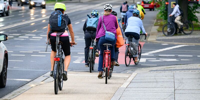 Das Netz der Radwege ist ein wichtiger Aspekt für Radler. (Archivbild)  - Foto: Robert Michael/dpa