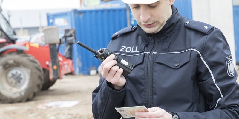 HZA-LA: Bundesweite Schwerpunktprüfung des Zolls Landshuter Zöllnerinnen und Zöllner prüfen das Baugewerbe - Foto: presseportal.de