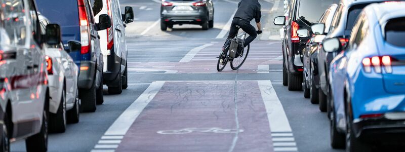 Eigene Fahrradstreifen können auch zwischen Fahrbahnen liegen. (Archivbild)   - Foto: Fabian Sommer/dpa