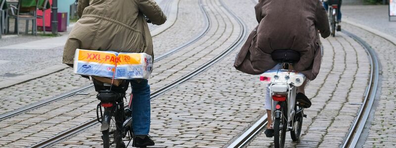 Straßenbahnschienen können für Räder ein tückisches Hindernis sein. (Archivbild) - Foto: Jens Kalaene/dpa