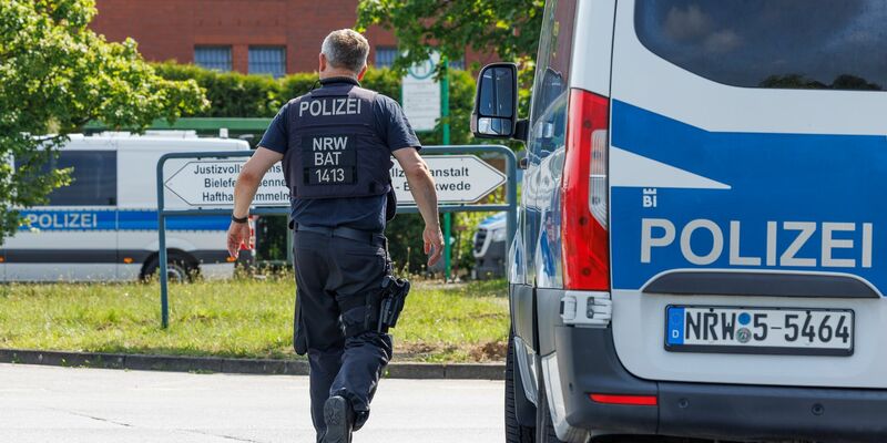 Die Polizei sucht mit einem großen Aufgebot und auch technischen Hilfsmitteln nach den Straftätern. - Foto: Friso Gentsch/dpa
