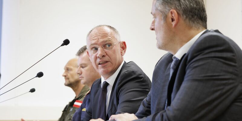 Österreichs Innenminister informierte mit Ermittlern über die bisherigen Erkenntnisse. - Foto: Erwin Scheriau/APA/dpa