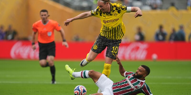 BVB-Keeper Gregor Kobel im Zusammenstoß mit Fluminenses Everaldo.  - Foto: Seth Wenig/AP/dpa