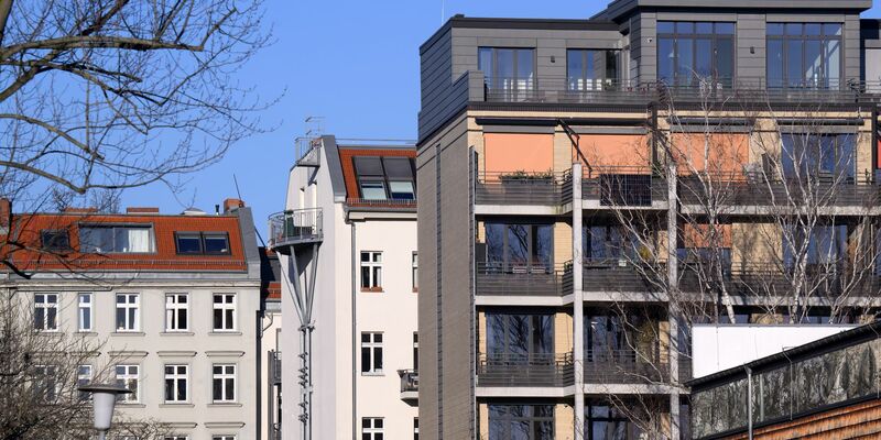 Besonders in Berlin sind die im Internet angebotenen Mieten in die Höhe geschossen. (Illustration) - Foto: Bernd von Jutrczenka/dpa