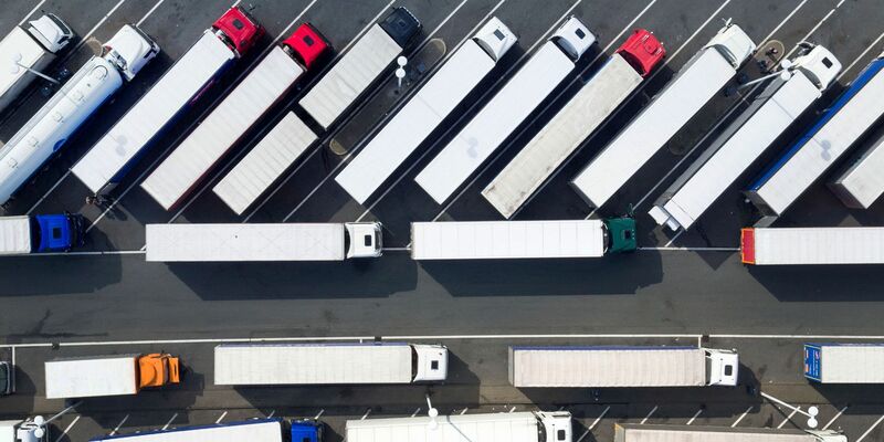 Wer als Lkw-Fahrer oder -Fahrerin einen Parkplatz sucht, ist oft gezwungen, an ungeeigneten Stellen zu halten. (Symbolbild)  - Foto: Arnulf Stoffel/dpa