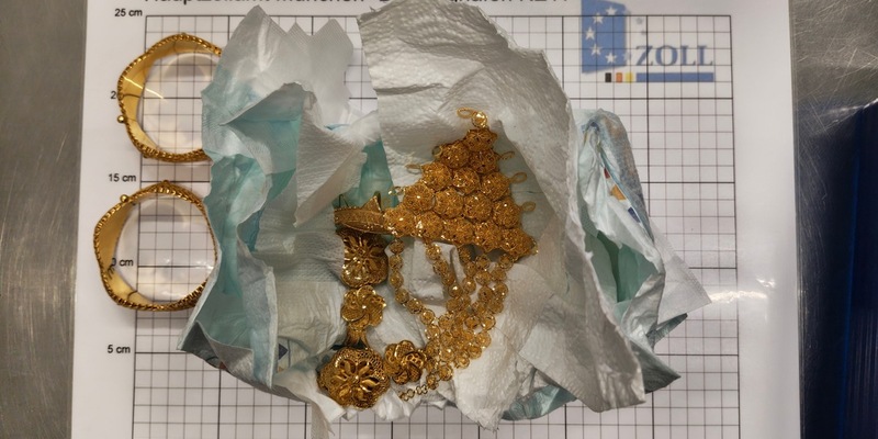 HZA-M: Zoll entdeckt Goldschmuck, versteckt in Babywindeln - Foto: presseportal.de