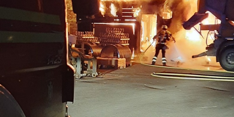 FW-M: Mehrere Baucontainer in Flammen (Lerchenau) - Foto: presseportal.de