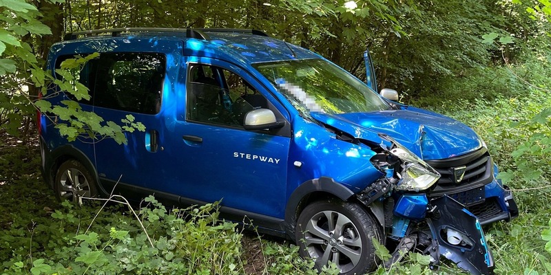 POL-RBK: Overath - Pkw-Fahrerin kommt von Fahrbahn ab und prallt gegen Baum - Foto: presseportal.de