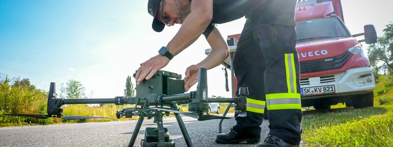 Mit Drohnen suchten Feuerwehren und Einsatzkräfte der Polizei am Dienstag nach einer angeblichen Großkatze im Umfeld des Geiseltalsees im südlichen Sachsen-Anhalt. Die großangelegte Aktion wurde mittlerweile eingestellt.  - Foto: Heiko Rebsch/dpa