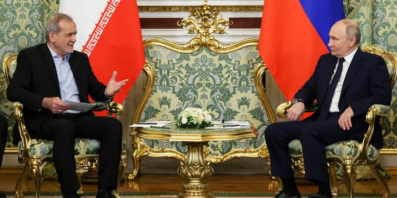 Russland und der Iran haben eine strategische Partnerschaft geschlossen - allerdings ohne eine Klausel über einen gegenseitigen militärischen Beistand. (Archivbild) - Foto: Vyacheslav Prokofyev/Pool Sputnik Kremlin/AP/dpa