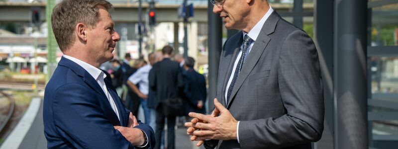 Der neue Verkehrsminister, Patrick Schnieder (CDU, rechts), und Bahnchef Richard Lutz müssen sich noch einspielen. (Archivbild) - Foto: Harald Tittel/dpa
