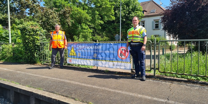 BPOLI-OG: Bahn und Bundespolizei bringen Warnbanner im Bahnhof Gengenbach an - Foto: presseportal.de