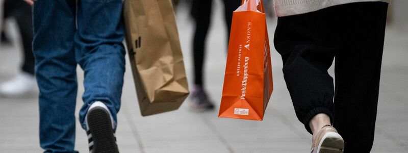 Die gestiegenen Preise sorgen dafür, dass viele Konsumenten sparen und weniger einkaufen. - Foto: Monika Skolimowska/dpa