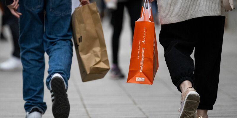 Viele Menschen in Deutschland sparen wegen der gestiegenen Preise bei Mode. - Foto: Monika Skolimowska/dpa