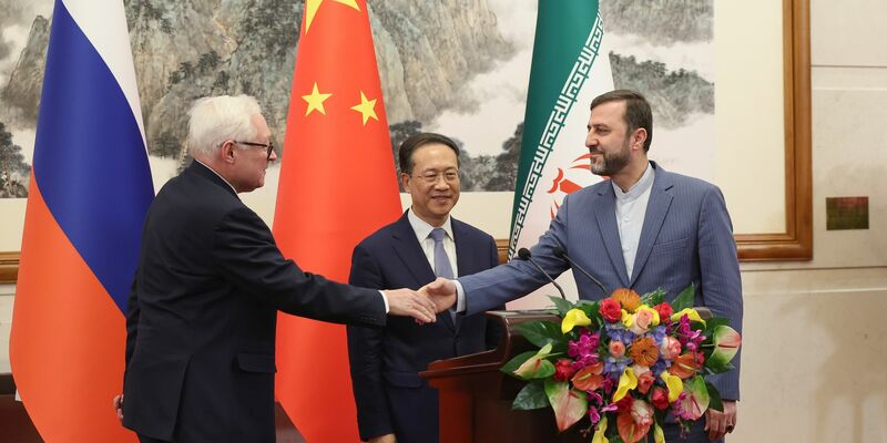 Russlands Vizeaußenminister Rjabkow gibt bei einem Treffen dem iranischen Vizeaußenminister Kazem Gharibabadi die Hand. (im Hintergrund Chinas Vizeaußenminister Ma Zhaoxu - Archivbild) - Foto: Lintao Zhang/Pool Getty/AP/dpa