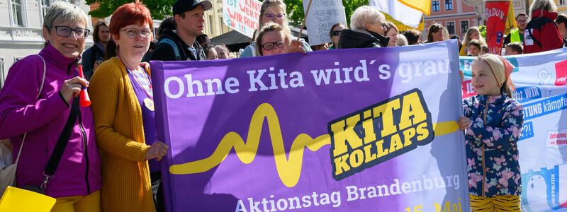 Im brandenburgischen Cottbus demonstrieren Erzieherinnen und Erzieher bei einem Aktionstag im Mai gegen einen drohenden «Kita-Kollaps». - Foto: Patrick Pleul/dpa