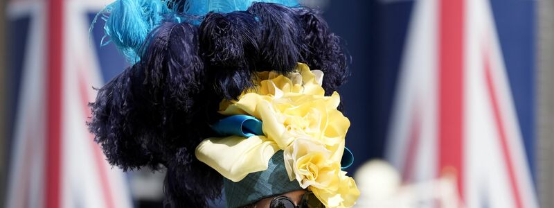 Hüte sieht man in vielen Farben und Formen. - Foto: Andrew Matthews/PA Wire/dpa