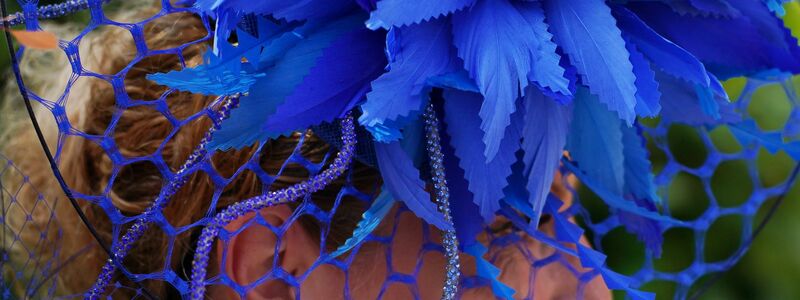 Viele kommen mit extravaganten Hüten. - Foto: Alberto Pezzali/AP/dpa