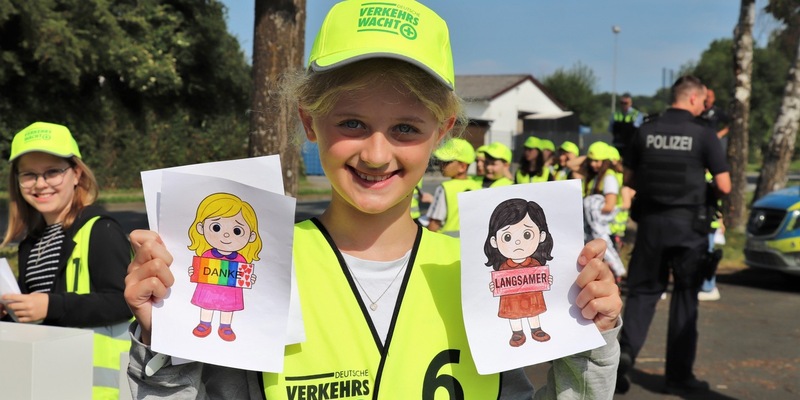 POL-HX: Denkzettel oder Dankzettel? Kinder überreichen Botschaften an (zu) schnelle Autofahrer - Foto: presseportal.de
