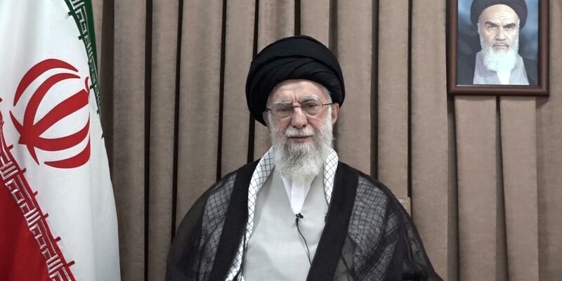 Der iranische Revolutionsführer Ali Chamenei hat in einer Ansprache die Forderung nach einer Kapitulation zurückgewiesen. - Foto: -/Office of the Iranian Supreme Leader via AP/dpa