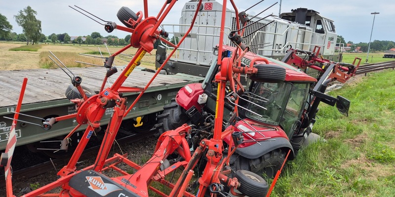 FW Südheide: Schwerer Unfall an Bahnübergang - Zug kollidiert in Beckedorf mit Trecker - Foto: presseportal.de