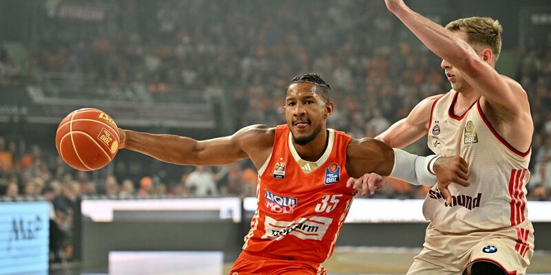 Ben Saraf (r.) stand Ulm trotz des anstehenden NBA-Drafts zur Verfügung. - Foto: Jan-Philipp Strobel/dpa