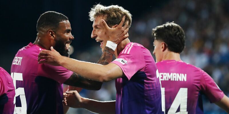 Zwischenzeitlich fiel ein Flutlicht aus. - Foto: Branislav Racko/dpa