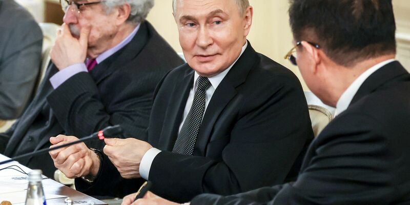 Der russische Präsident antwortet auf Fragen von Vertretern internationaler Nachrichtenagenturen. - Foto: Vyacheslav Prokofyev/Pool Sputnik Kremlin/AP/dpa