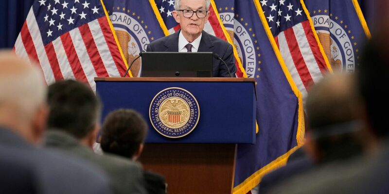 Die Federal Reserve mischt sich nicht in die Politik ein - doch die von US-Präsident Donald Trumps Zollpolitik ausgelöste Unsicherheit macht es den Notenbankern schwer, ihren Kurs festzulegen. - Foto: Mark Schiefelbein/AP/dpa