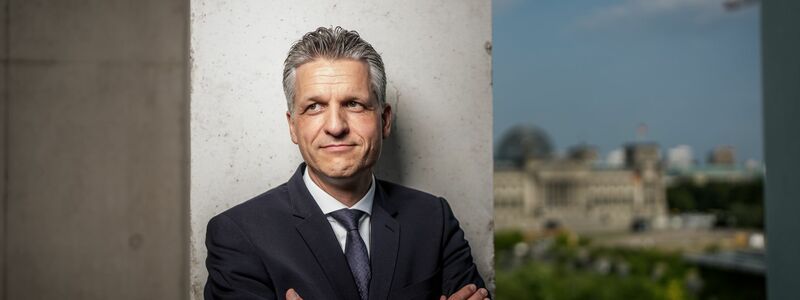 Kanzleramtschef Frei verteidigt die Aussagen von Bundeskanzler Merz zur «Drecksarbeit» der Israelis im Iran. - Foto: Michael Kappeler/dpa