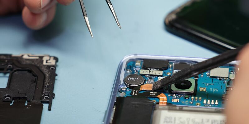 Ab dem 20. Juni sollen Kundinnen und Kunden mit dem Energielabel wissen, wie leicht ein Handy zu reparieren ist. (Symbolbild) - Foto: Christian Charisius/dpa