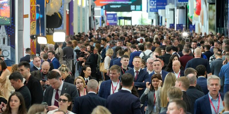 Russische Unternehmer und Konzerne präsentieren beim Petersburger Internationalen Wirtschaftsforum ihre neuesten Errungenschaften. - Foto: Dmitri Lovetsky/AP/dpa