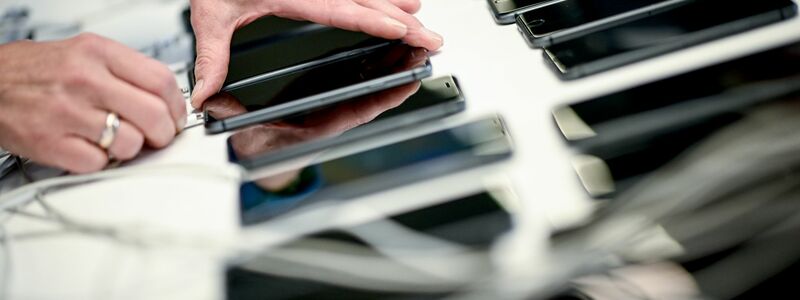 Verbraucherinnen und Verbraucher sollen Smartphones in Zukunft besser vergleichen können. (Symbolbild) - Foto: Britta Pedersen/dpa