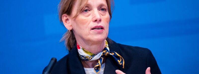 Die neue Bundesbildungsministerin Karin Prien (CDU) unterstützt ein Verbot der privaten Handynutzung an Grundschulen. - Foto: Daniel Bockwoldt/dpa
