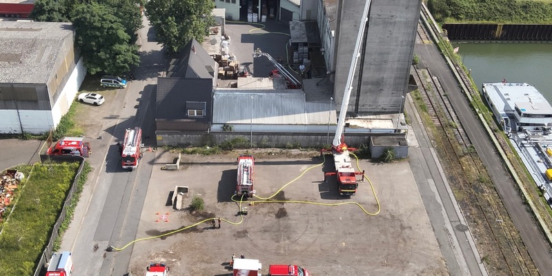 FW-E: Langanhaltender Brandeinsatz in Getreidemühle - Glutnester erschweren Löscharbeiten - Foto: presseportal.de