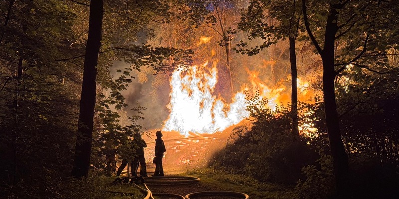 FW-E: Großer Holzstapel geht in Flammen auf - Feuerwehr verhindert Ausbreitung auf angrenzenden Wald - Foto: presseportal.de