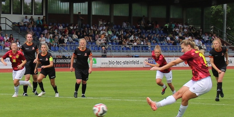 POL-CLP: Polizei-Fußball-EM in Lohne - Deutschland gewinnt 6-0 gegen die Niederlande - auch Großbritannien zieht ins Halbfinale ein - Foto: presseportal.de