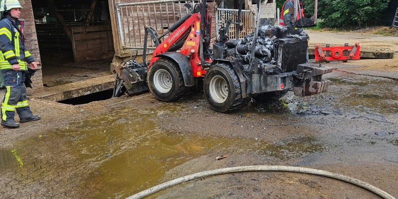 FW-ROW: Hoflader fängt Feuer - Foto: presseportal.de