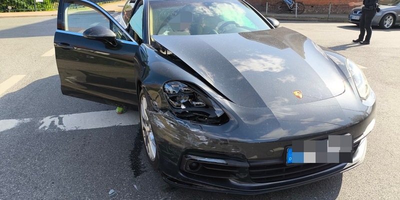 POL-STD: Jork: VW und Porsche kollidierten in Ladekop - Foto: presseportal.de