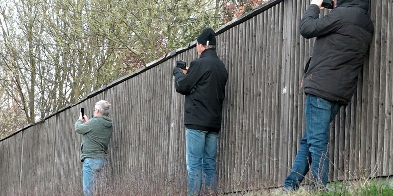 An Unfallstellen mit dem Handy draufhalten und filmen - ein Ärgernis für die Retter. (Symbolbild) - Foto: Alexander Auer/dpa