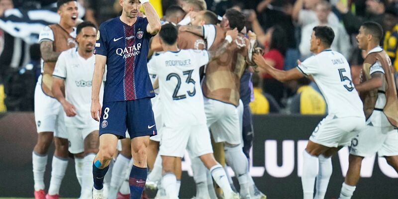 Paris Saint-Germain, hier mit Fabián Ruiz, verlor sensationell mit 0:1 gegen den brasilianischen Vertreter Botafogo. - Foto: Gregory Bull/AP/dpa