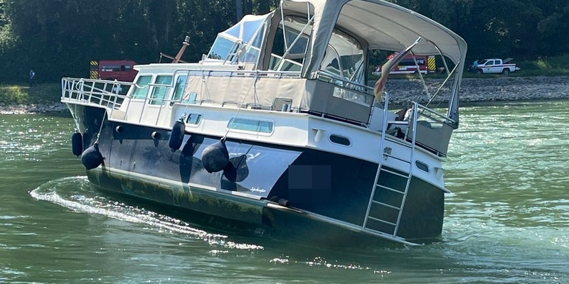 PP-ELT: Sportboot fährt sich auf Buhne fest - Foto: presseportal.de