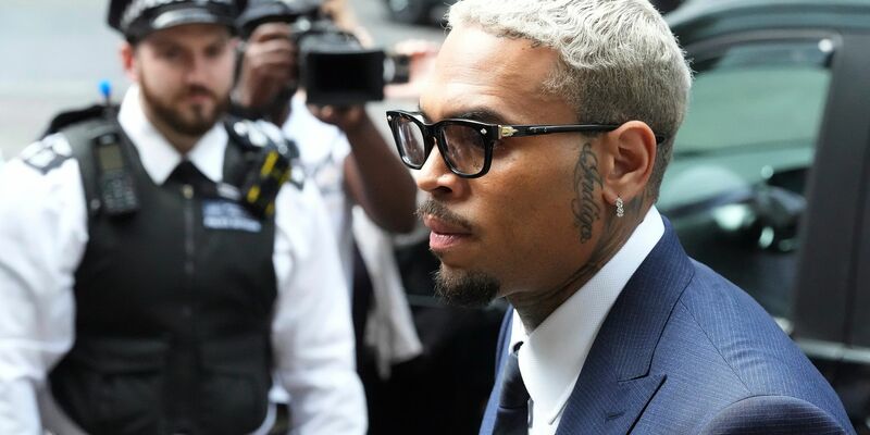 Der US-Sänger Chris Brown plädiert auf nicht schuldig. - Foto: Frank Augstein/AP/dpa