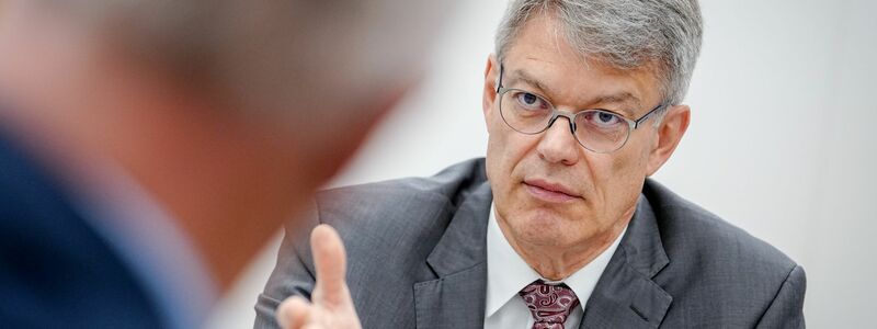 Nach den Worten von Verkehrsminister Patrick Schnieder ist der Führerschein «sehr, sehr teuer geworden». - Foto: Kay Nietfeld/dpa