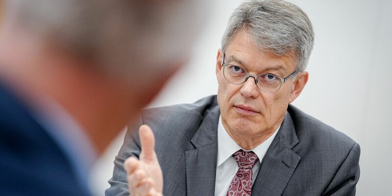 Der neue Verkehrsminister ist mit der Leistung der Deutschen Bahn unzufrieden. - Foto: Kay Nietfeld/dpa