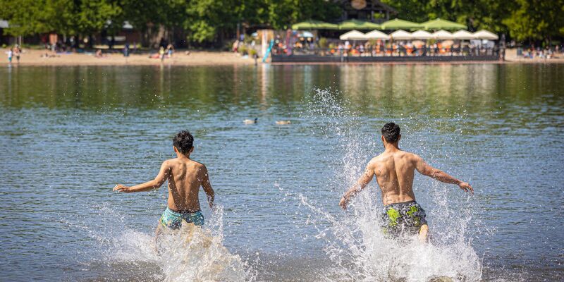 Wo kann man bedenkenlos ins Wasser hüpfen? Die EU-Umweltagentur zeigt das in ihrem jährlichen Badegewässerbericht auf. (Archivbild) - Foto: Moritz Frankenberg/dpa