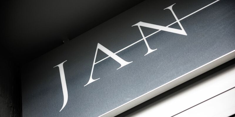 Schriftzug vom Restaurant «Jan» in München. (Archivbild) - Foto: Matthias Balk/dpa