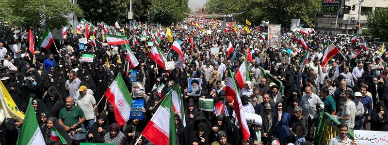 Im Iran protestieren die Menschen gegen die israelischen Angriffe.  - Foto: Vahid Salemi/AP/dpa