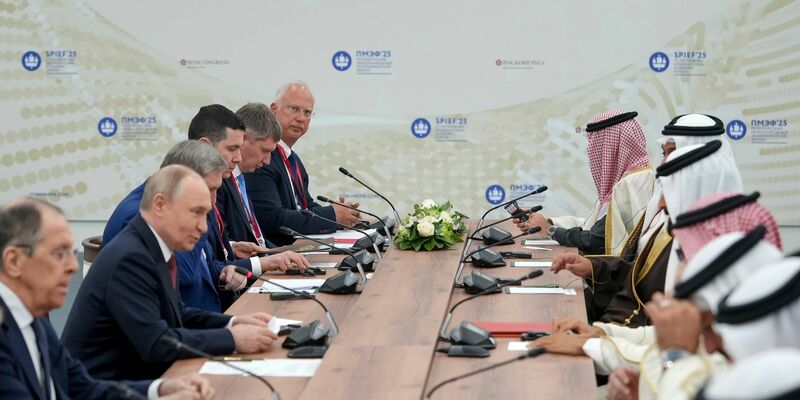 Beim Wirtschaftsforum in Petersburg sucht Putin auch nach internationalen Partnern wie hier bei einem Treffen mit einer Delegation aus Bahrain. - Foto: Aleksandr Zholobov/Roscongress Foundation/AP/dpa