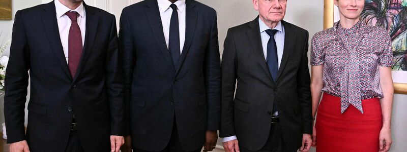 Eine Woche nach Kriegsbeginn bemühen sich Außenminister Johann Wadephul (CDU), seine Kollegen aus Frankreich und Großbritannien sowie die EU-Außenbeauftragte Kaja Kallas bei einem Treffen mit dem iranischen Außenminister um Deeskalation. - Foto: Fabrice Coffrini/KEYSTONE POOL AFP/dpa